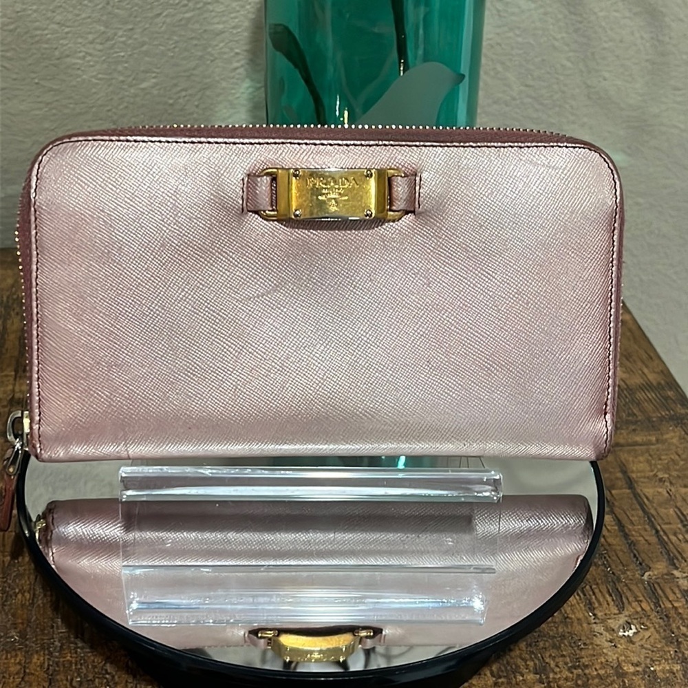 Prada Wallet Saffiano Zip Around, authentic. Vintage.
